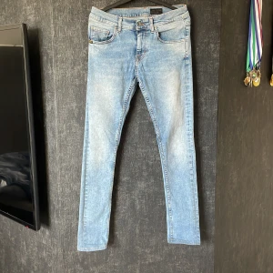 Blå Tiger of Sweden Jeans - Snygga blå jeans från Tiger of Sweden i klassisk femficksmodell. De har en normal passform och är tillverkade i slitstarkt denim. Perfekta för en stilren vardagslook. Jeansen är i W29 L32. Kom gärna privat om du undrar över något, pris kan diskuteras. Bättre pris vid köp av bundle