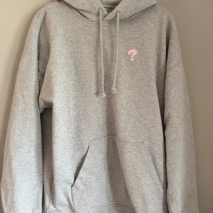 ”Vad fan hände” - Grå hoodie med tryck - Merch ifrån Vad fan hände podden. Nyskick , knappt använd. Storlek S men stor i storleken. Nypris 699 