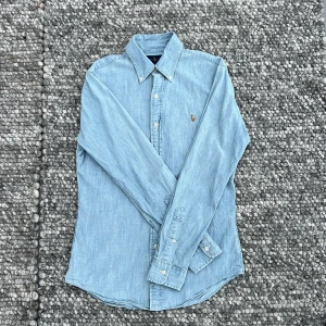 Ralph Lauren skjorta  - Ralph Lauren skjorta i storlek Small passform slimfit. Näst intill oanvänd. Skicka gärna in fler av våra annonser om du är ute efter liknande plagg! /Scandi Reventio