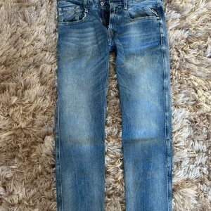 Mörk/ljusblå replay jeans  - Snygga blå replay jeans, aldrig använt dessa eftersom de var för små för mig så jag säljer vidare.