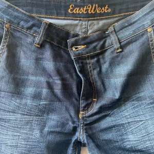 Blå jeans från EastWest - Snygga blå jeans från EastWest. De är raka men för långa för mig därför har jag säkerhetsnålar längst ner! 