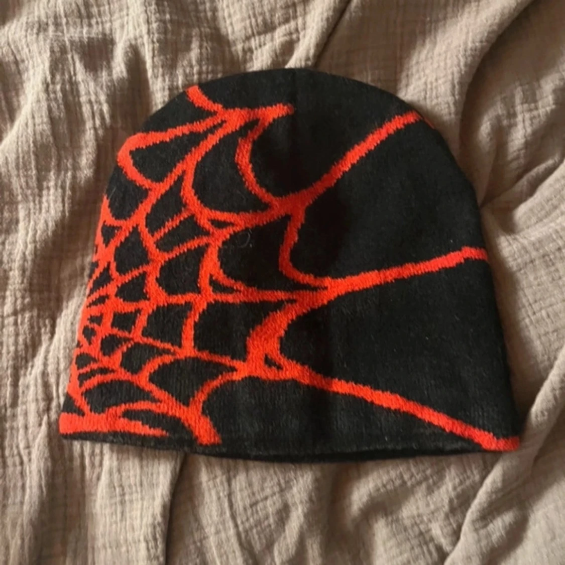 Svart mössa med spindelnätsmönster - 90