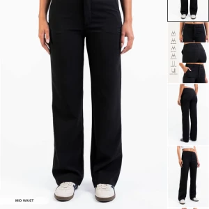 Svarta raka kostymbyxor - Snygga svarta kostymbyxor med rak passform och midwaist. Storlek 34, längd regular. Passar mig som bär S vanligtvis och inte xs och som även är 163 cm. Rekommenderad längder enligt deras hemsida för regular är 167-173 cm. Ordinarie pris 649 kr🌟