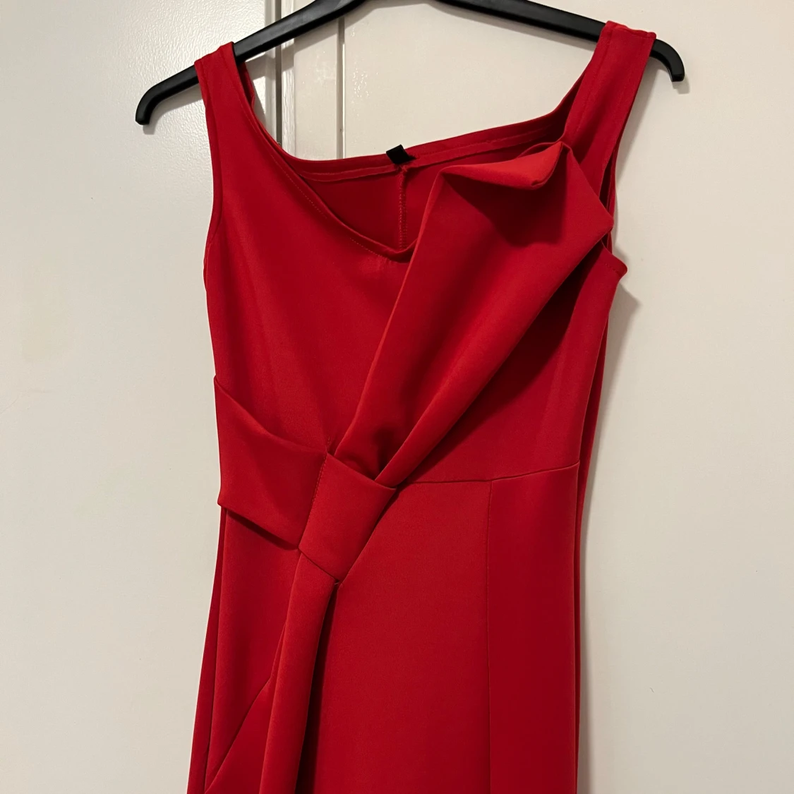 Röd klänning med volangdetaljer - 1