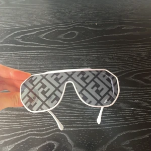 Vita Fendi glasögon med ljusblått mönster - Säljer nu mina riktigt snygga Fendi glasögon, de är aldrig använda och passar riktigt bra nu till sommaren!🏝️☀️