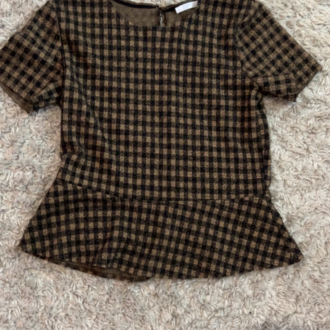 Rutig topp med volangdetalj