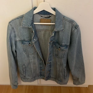  Jeansjacka  - Denim jeansjacka, ljusblå till mellanblå. 