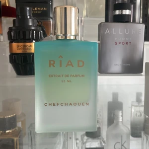 Chefchaoen Extrait de Parfum från RÎAD - Säljer en elegant Chefchaouen Extrait de Parfum från RIAD. Flaskan är i en vacker gradient av blått och grönt med en lyxig guldfärgad kork. Perfekt för den som söker en unik och sofistikerad doftupplevelse. NYPRIS 1 199 kr!! Flaskan rymmer 50 ml. Avgör hur mycket som är kvar🤩🤩det är bara flaskan som kommer med