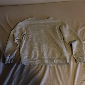 Grå jack & jones tröja - Storlek L men lite liten i storleken