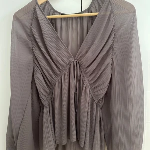 Fin blus - Säljer denna jätte fina blusen från Zara o väldigt bra skicka. Skriv om ni har frågor, pris kan diskuteras💓