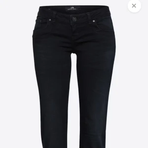 Svarta bootcut jeans från LTB - Slutsålda Valerie Ltb jeans!!  storlek: W25L36 (jag är 172, men långa för mig) färg: nattblå. Skriv för flera bilder❤️