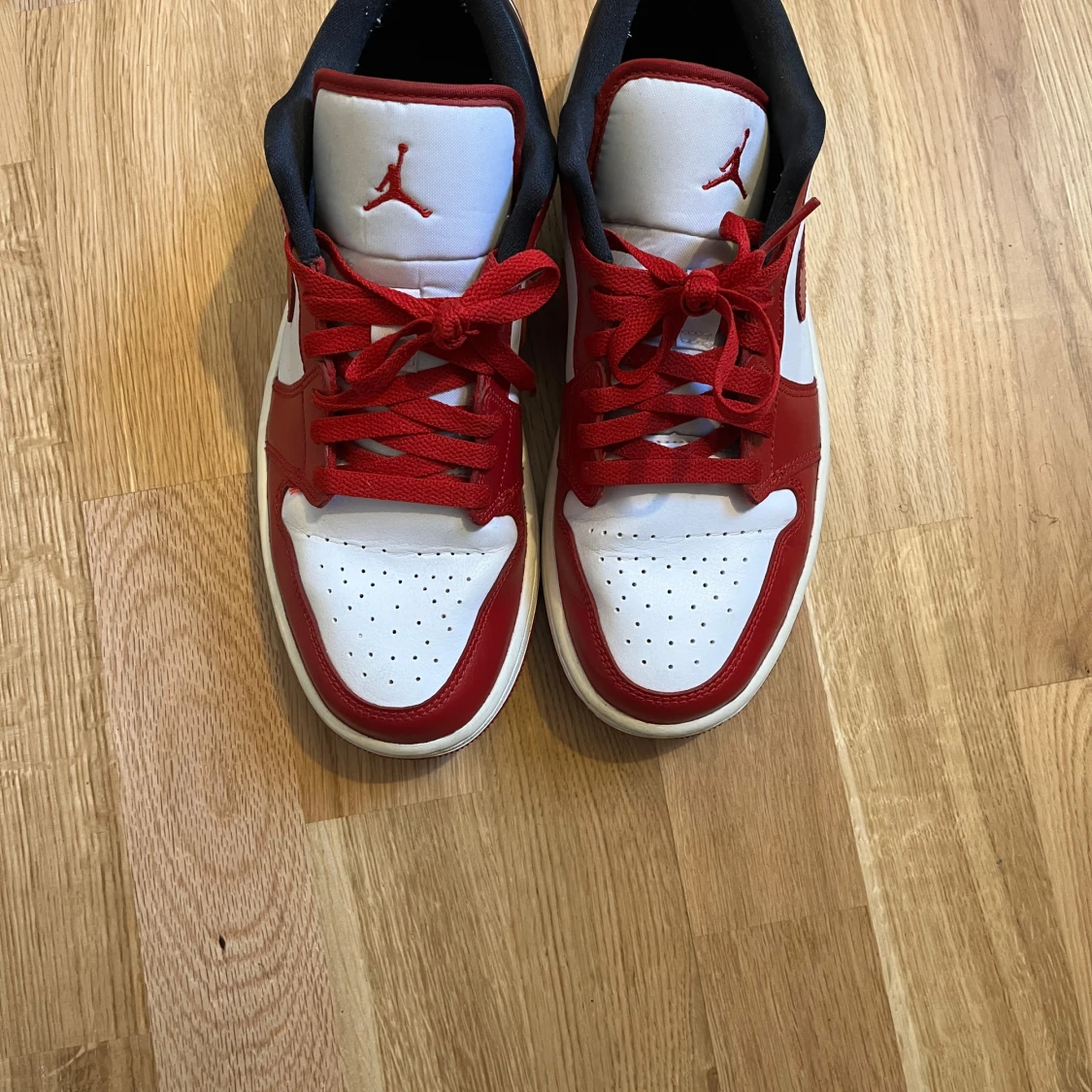 Nike Air Jordans i rött och vitt - 1