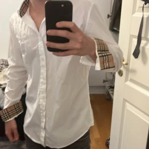 Vit skjorta från Burberry - Säljer en stilren vit skjorta från Burberry 