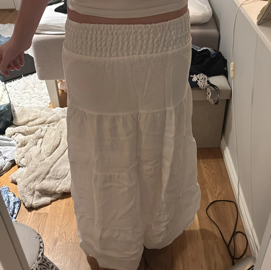 Vit långkjol med resårmidja - 4