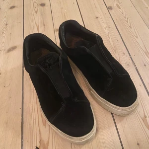 Eytys skor - Snygga svarta sneakers i mocka med en tjock vit sula från Eytys. Skorna är i bra skick men finns slitningar som syns på bild.⭐️