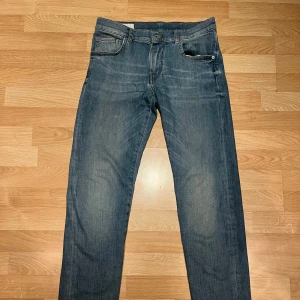 Blå ”Jay”  jeans från J.Lindebergs - Snygga blå ”Jay” jeans från J.Lindeberg. Riktigt snygga och knappt använda, nypris är 1500kr. Pris kan diskuteras och skriv vid frågor!