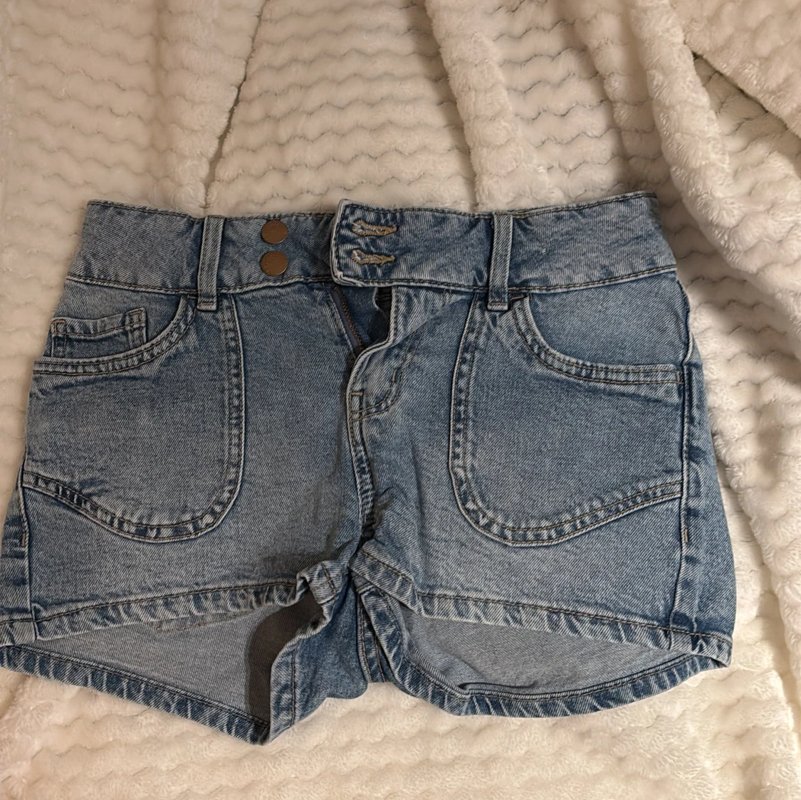 Blå jeansshorts från Lindex