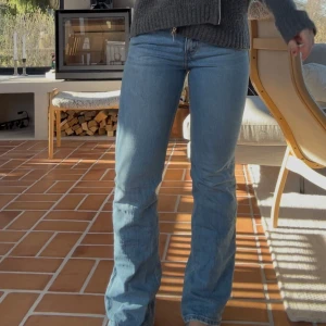 Levis jeans bootcut low waist - Snygga blå jeans med bootcut och låg midja. Från Levis, original pris 1200kr och fortfarande i mycket bra skick. Pris kan diskuteras.