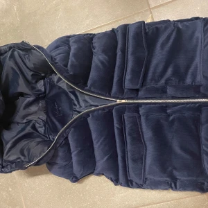 Vendiera  - Snygg mörkblå dunväst i manchester från Vendiera. Västen har en dragkedja framtill och praktiska fickor. Perfekt för kyliga dagar när du vill hålla stilen. 🧥Aldrig använd, limiterad kommer aldrig släppas igen.