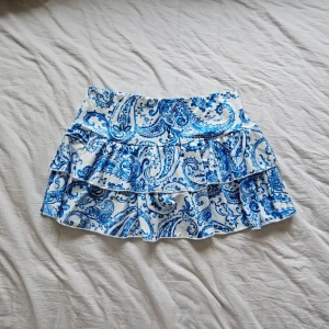 Kjol - Jätte söt volangkjol i storlek S - med inbyggda shorts! Lågmidjad och bekväm, passar till allt! Aldrig använd då jag har en likadan i helvit som jag haft istället. Minikol, men tillräckligt lång för att täcka allt.