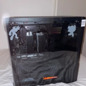 Gaming Dator - Datorns innehåll: Grafikkort - MSI GeForce RTX 4060 8GB Ventus 2X Black OC CPU - AMD RYZEN 7 5700X3D  GB Ram - 16 GB  Fläktar - Thermalright Peerless Assassin 120 Det ingår dessutom tillbehör. Setup: Mus - Logitech G Pro X Superlight 2 Trådlös, svart mus Musmatta - XL Svart Mick - HyperX QuadQast Skärm - AOC 240hz, Responstid 1ms  Hörlurar - HyperX cloud. Detta är en dator som är tillför kraftig gaming. Denna datorn klarar av alla typ av spel på högsta grafik och ger dig över 300 FPS. 