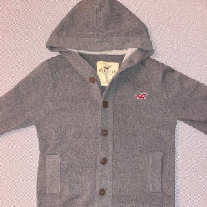 Stickad cardigan Hollister - Tja, vi säljer denna stickade Cardigan från Märket Hollister, plagget är i bra skicka, utan defekter bara använd. Kan gå ned i pris vid snabb affär. Tveka ej kontakta vid frågor & Funderingar!😁