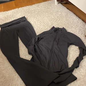 mjukis sett/träningssätt -  Populärt  mjukis sett/träningssätt . snyggt bekvämt modernt passar bra till jobbet som du vill vara bekväm men samtidigt snygg🤩 koftan är xs