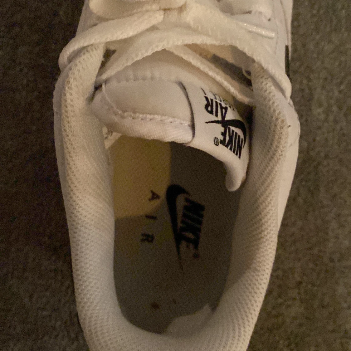 Nike Air Force 1 i vitt och svart - 1