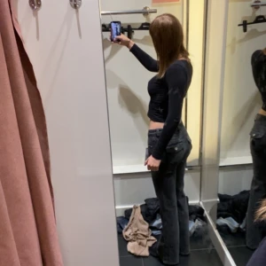 Svarta bootcut jeans - Snygga svarta bootcut jeans med låg midja.