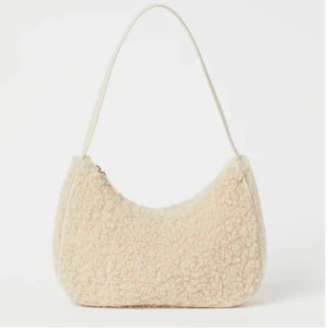 Beige axelväska i teddy-material - Teddy väska från H&M. Knappt använd. Nyskick. Nypris: 199kr