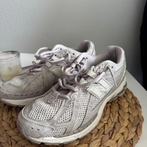  sneakers från New Balance - Säljer ett par  sneakers från New Balance med en stilren design, modell 1906 R 