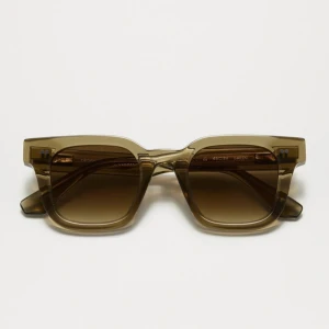  CHIMI 04 - Snygga fyrkantiga solglasögon i en transparent grön nyans från CHIMI. Perfekta för att ge en cool touch till din outfit. Skriv för fler bilder. Kommer med påse, hårt fodral och duk, som original skick!🩷