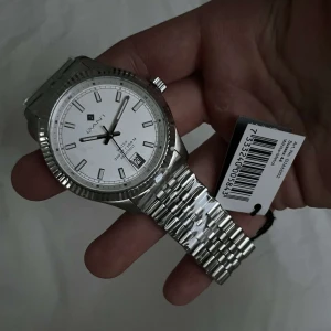 Gant Sussex 44 silver klocka - Hejsan, säljer nu en elegant silver färgad Gant klocka i nyskick. Endast testat och aldrig kommit till användning. One size, nypris : 2200. vid frågor hör av er //TKTLresell