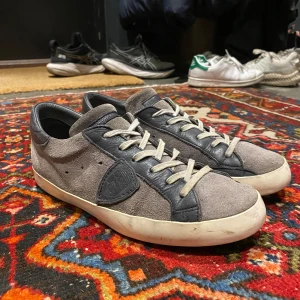 Philippe model skor - Philippe model skor som nu säljs till väldigt bra pris, skorna är i storlek 40 men passar även 41 dom är sparsamt använda och det ända är ett litet slitage på hälen. skicka pris förslag om priset är för högt 