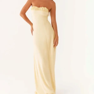 Gul maxiklänning  - Världens finaste klänning🥹 den var för liten för mig så måste tyvärr sälja den. Den har lappen kvar och är endast testad!!