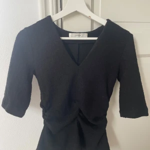 Fin tröja - Helt oanvänd tröja från MQ. Storlek XS men mer som en xs/s. Perfekt för alla tillfällen. Skriv vid intresse eller köp direkt!