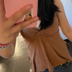 Brunt linne från Sexy Silk - Säljer ett snyggt brunt omlottlinne från Sexy Silk. Linnet har smala axelband och en asymmetrisk nederkant som ger en unik look. Perfekt för en stilren och avslappnad outfit. Pris kan diskuteras ❤️