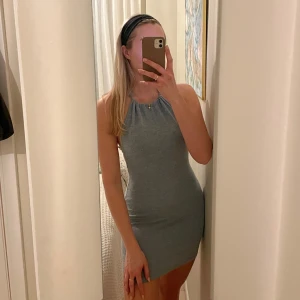 Blå klänning - Fin ljusblå klänning med halterneck knytning. Djup urringning i ryggen. Perfekt som strandklänning eller liknande 💕