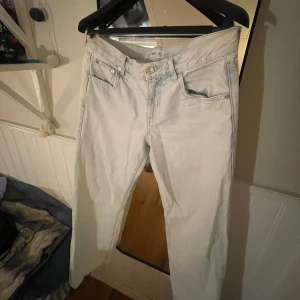 Ljusblå jeansbyxor - Snygga ljusblå jeansbyxor. De har en rak passform, är lågmidjade och långa passar mig som är 175 cm lång.