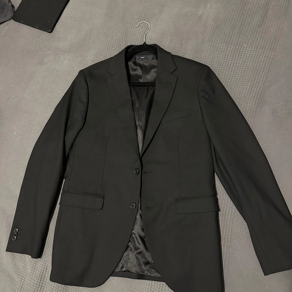Svart kostym med vit skjorta från Riley