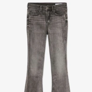 Grå bootcut jeans från vero moda - Snygga grå bootcut jeans med en klassisk femficksdesign. De har en lätt tvättad look och är perfekta för en avslappnad stil. Jeansen har en knapp och dragkedja framtill. Från vero Moda storlek M 32