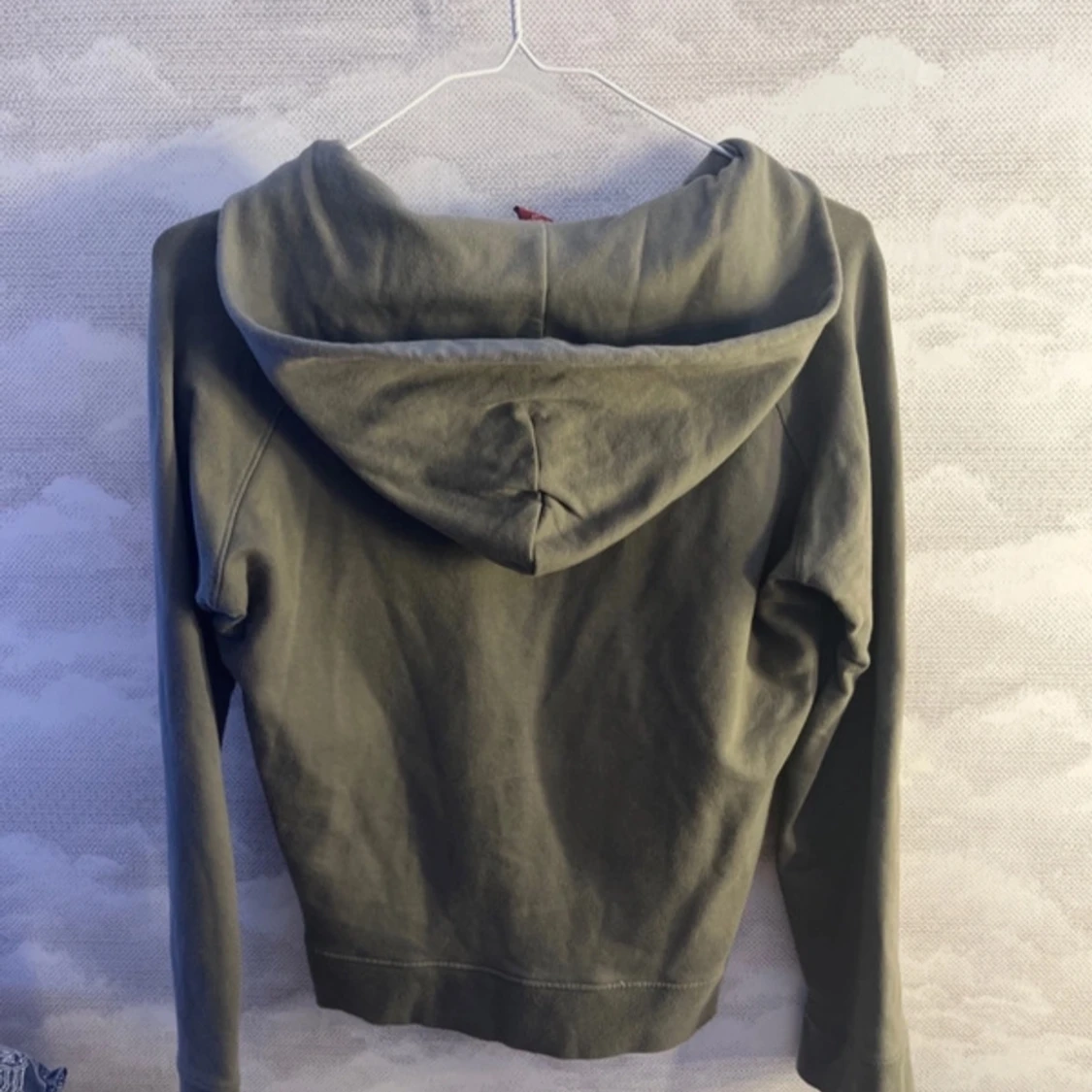 Grön hoodie med blommönster - 1