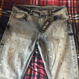 Jeans från crone - Aldrig använda köpte dom och glömde bort det nu när jag hitta dom igen så passar dom inte mig bra men pris går att diskutera mins inte vart ifrån eller för hur mycket jag köpte dom storlek 30/33