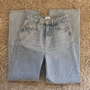 Ljusblå jeans - Snygga ljusblå jeans med femficksdesign och högmidjade. De har en lite utsvängd passform och är tillverkade i ett slitstarkt denimtyg.
