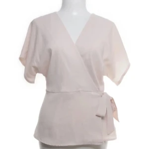 Omlottopp  - Rosa/beige omlottopp som är superfin! Den enda defekten är att knappen invändigt är borta, men det är lätt att fixa, och toppen funkar lika bra ändån enligt mig! Hör av dig vid funderingar eller för fler bilder!💘