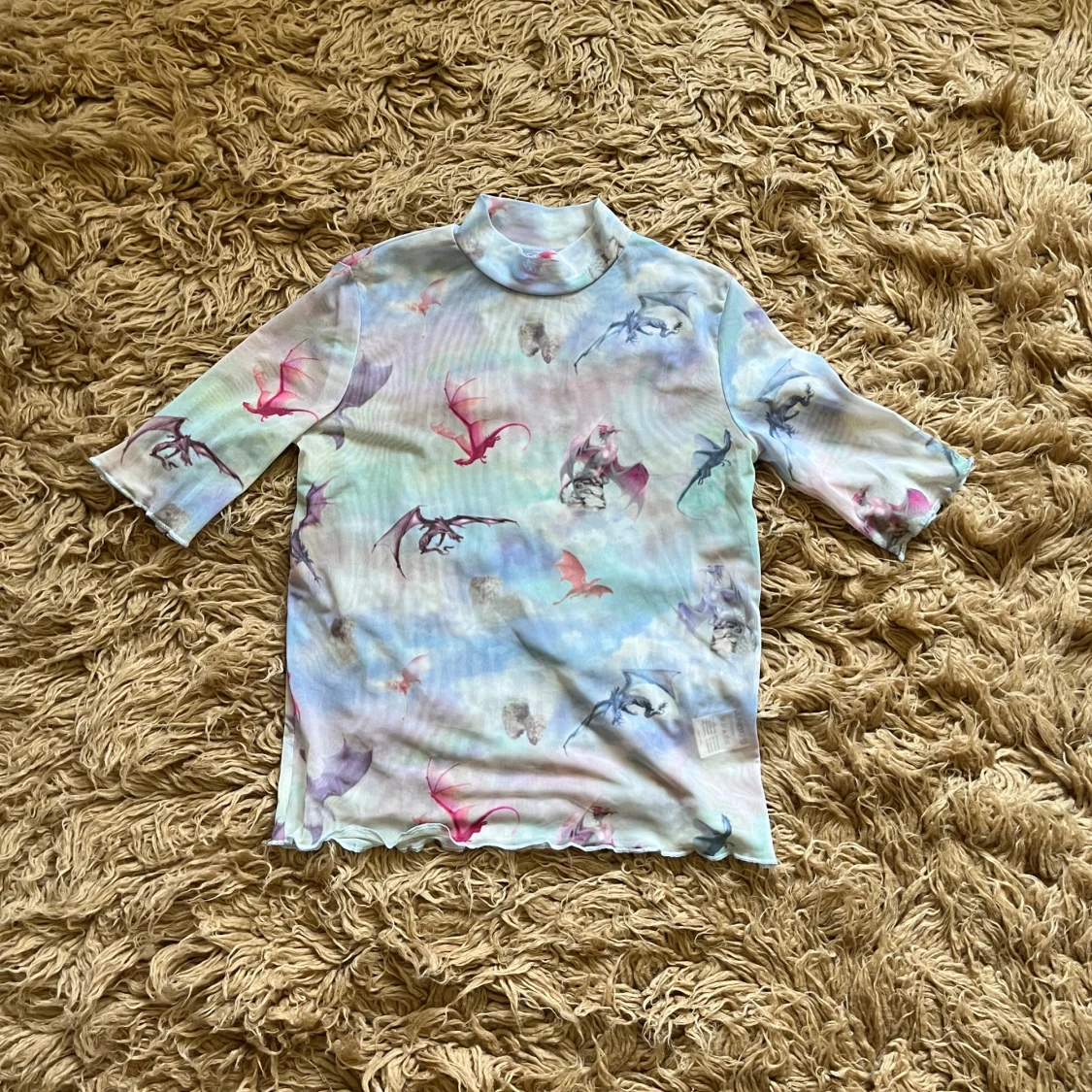 Meshtröja med drakmönster