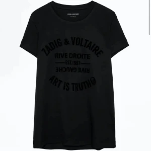 Svart t-shirt från Zadig & Voltaire - Snygg svart t-shirt från Zadig & Voltaire med tryck 'Art is Truth' och 'Rive Droite Est. 1997'. Perfekt för en stilren look.