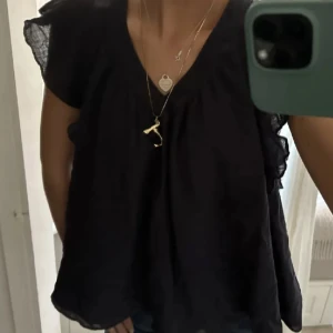 Marinblå blus från COS - Säljer en marinblå blus från COS med volangdetaljer. Blusen har en v-ringad design.💕