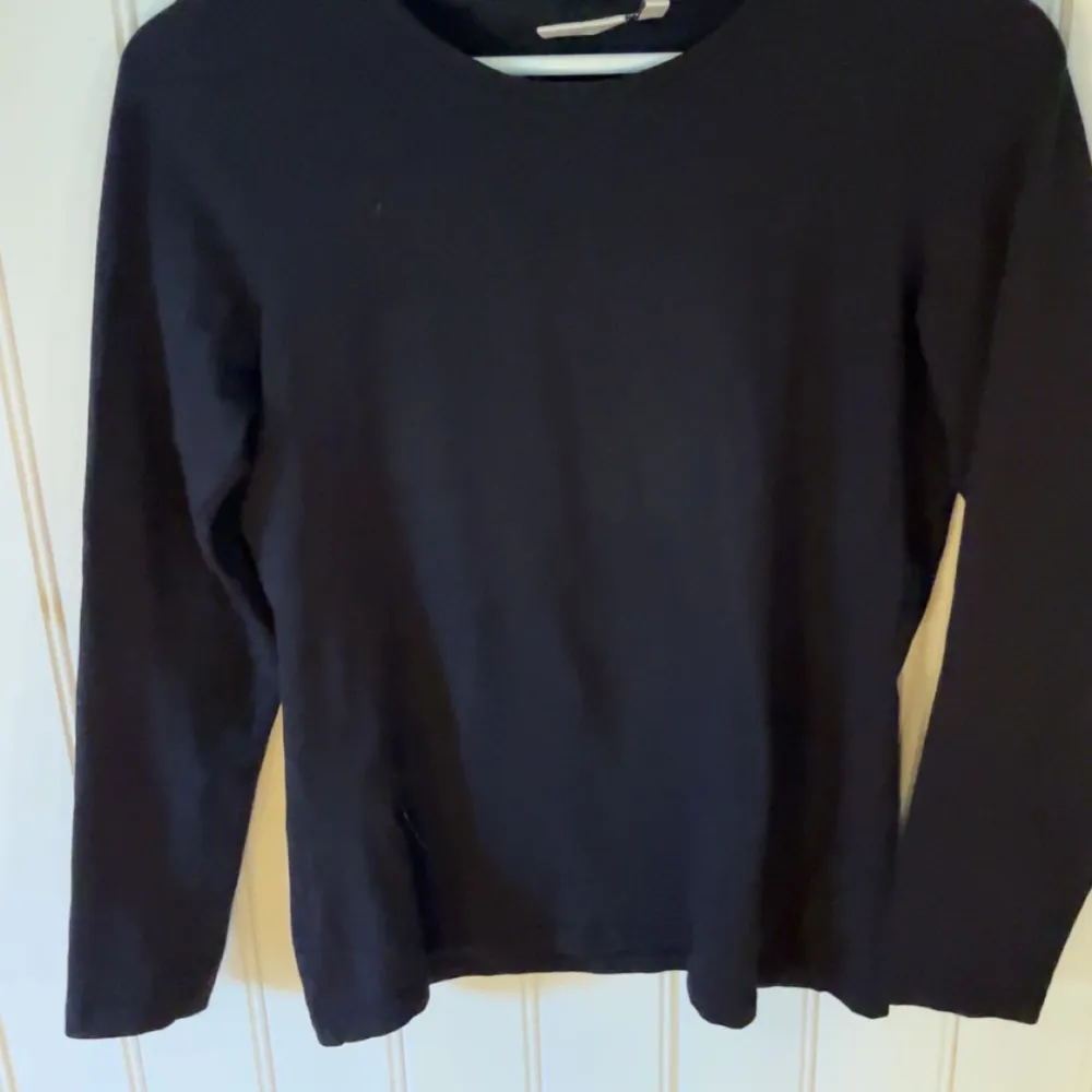 Säljer en stilren svart långärmad tröja från Isolde. Perfekt för en enkel och klassisk look. Tröjan har en rund halsringning och är gjord i ett mjukt material som känns skönt mot huden.. Neuletakit & Villapaidat.