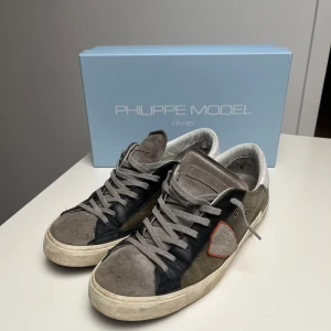 Philippe Model skor - Snygga sneakers från Philippe Model i en mix av grått mocka och svart & brun/grönt läder med vita detaljer. Pris kan diskuteras. Skriv vid intresse/fler bilder.